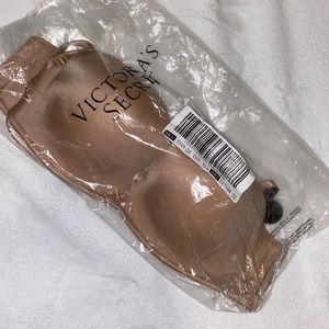 Victoria’s Secret bombshell strapless